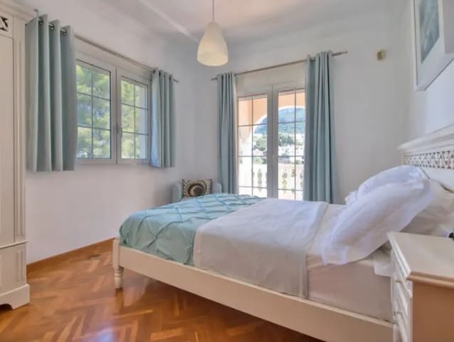 7 Zimmer Villa zu verkaufen in El Montgó, Dénia mit Pool - 960.000 € (Ref: 8246080)