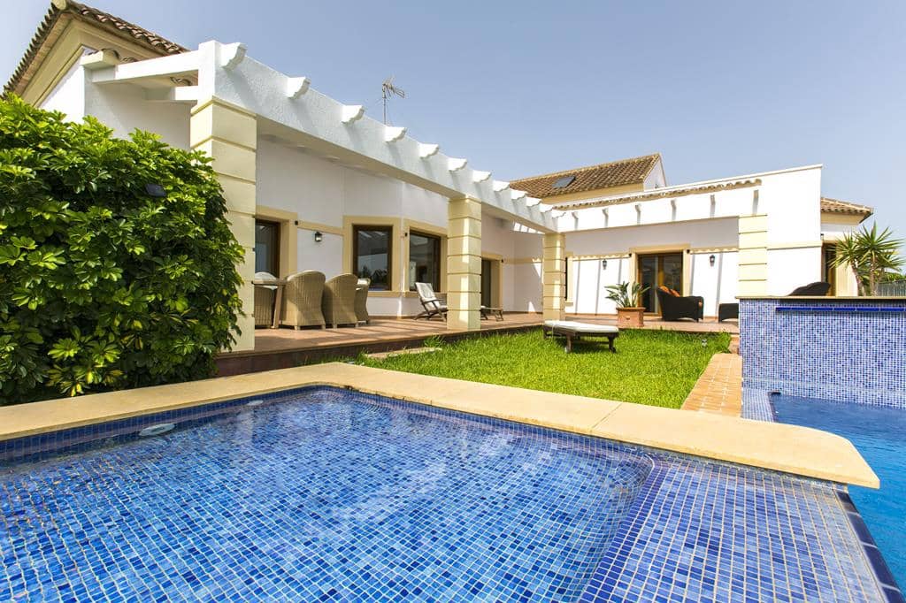 4 bedroom Villa for sale in Denia with pool garage - € 980,000 (Ref: 8447589)