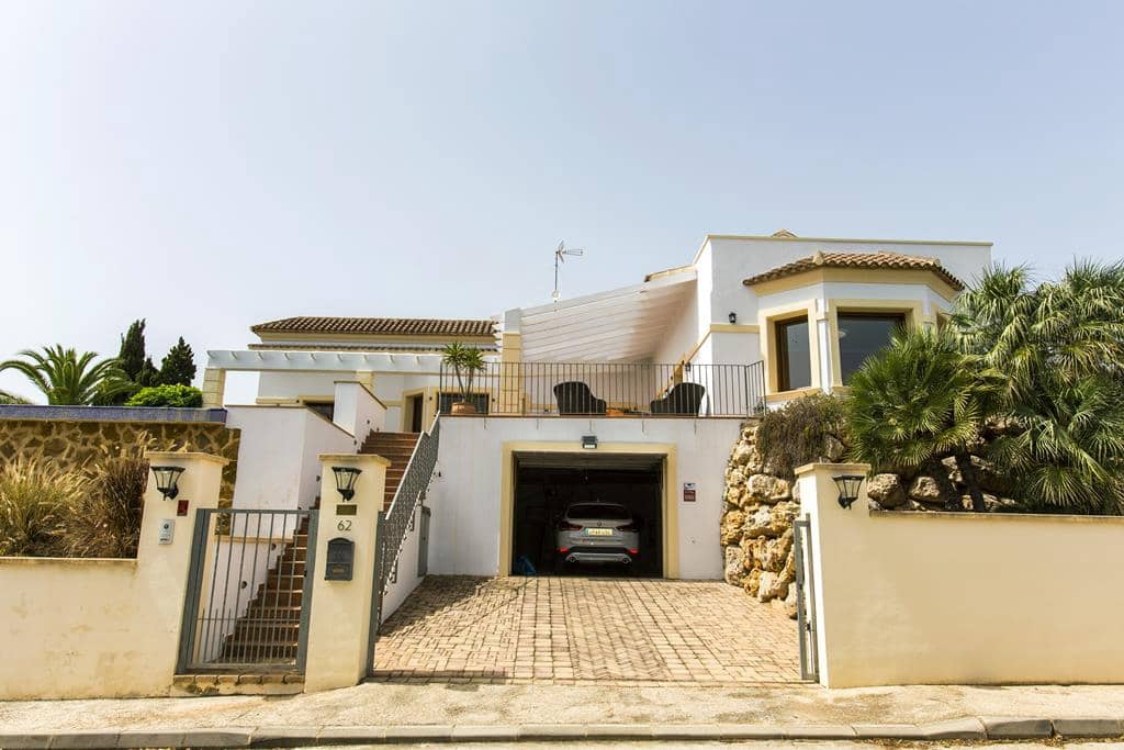 4 bedroom Villa for sale in Denia with pool garage - € 980,000 (Ref: 8447589)