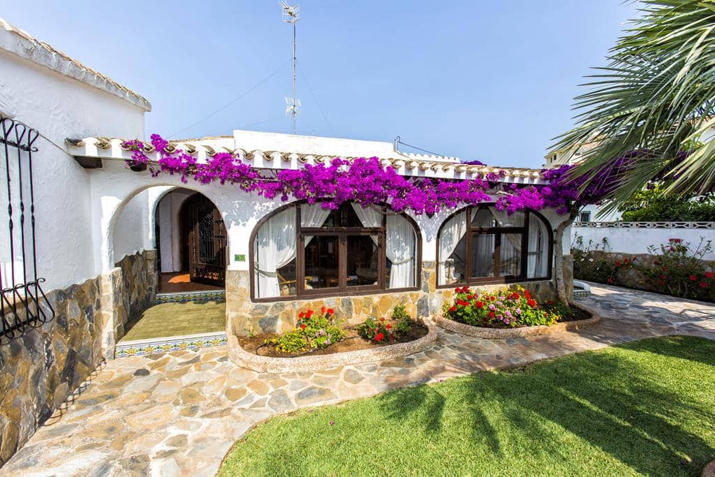 3 bedroom Villa for sale in Denia with pool garage - € 580,000 (Ref: 8621004)