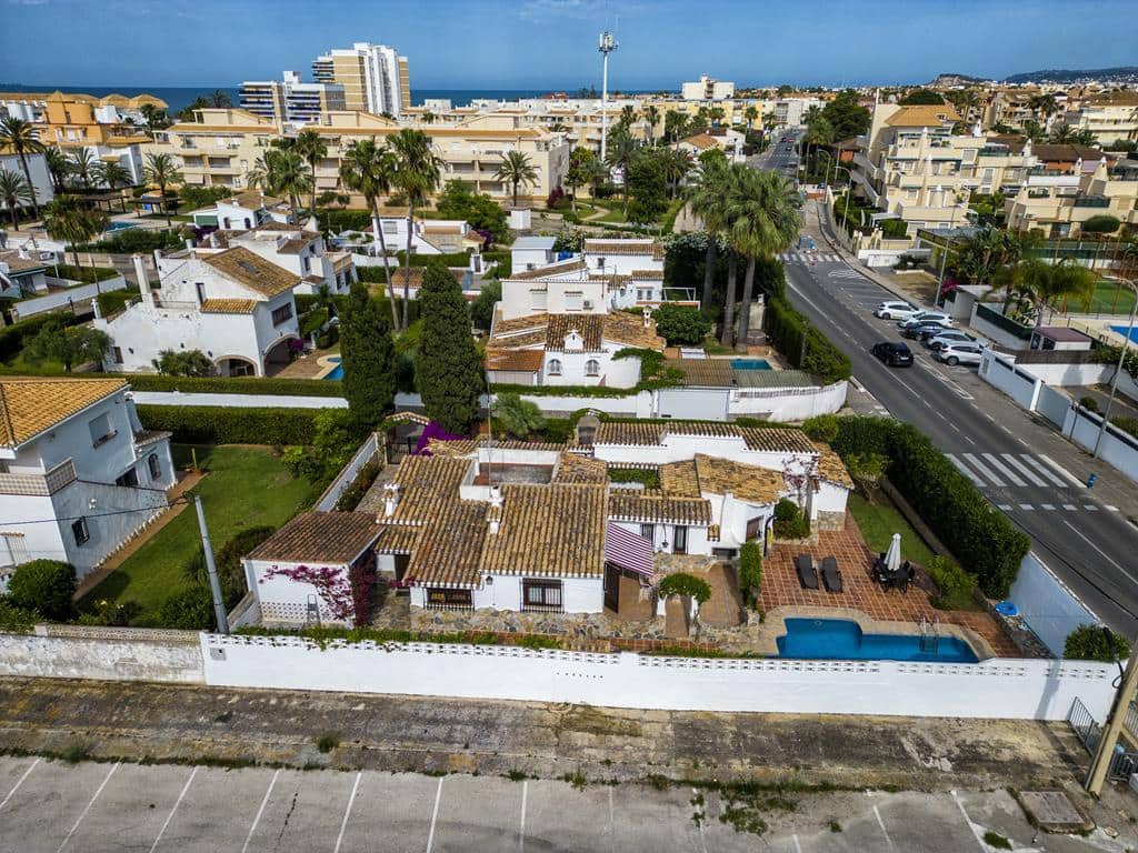 3 bedroom Villa for sale in Denia with pool garage - € 580,000 (Ref: 8621004)