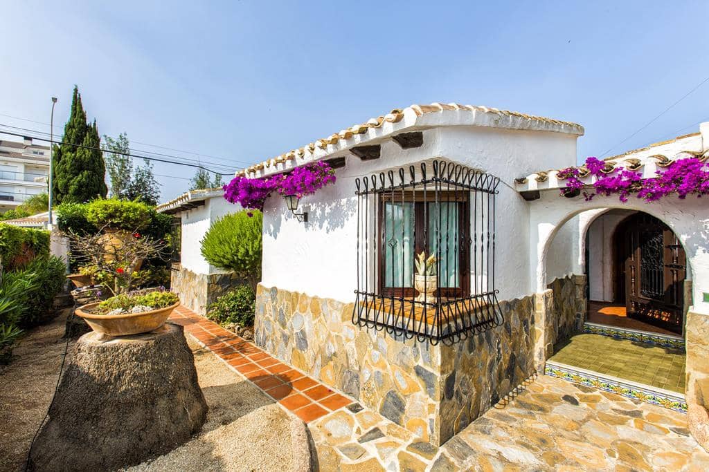 3 bedroom Villa for sale in Denia with pool garage - € 580,000 (Ref: 8621004)