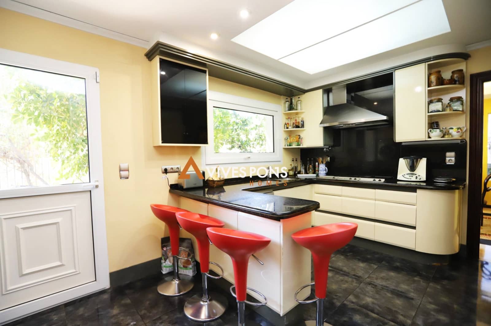 4 bedroom Villa for sale in Denia with pool garage - € 1,190,000 (Ref: 8772791)