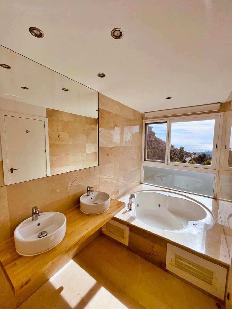 4 bedroom Villa for sale in Altea with pool - € 1,210,000 (Ref: 9061345)