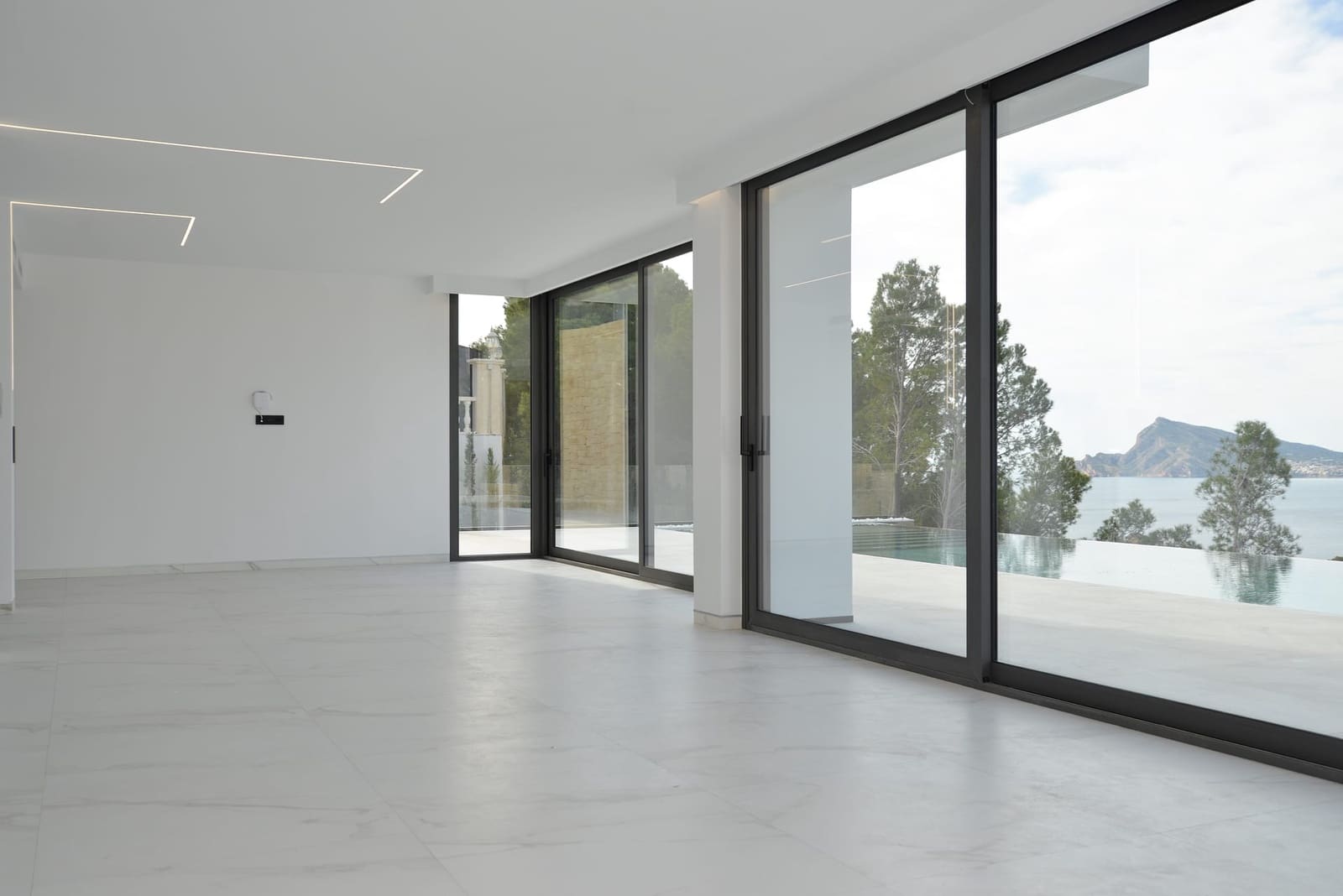 5 bedroom Villa for sale in Altea - € 2,350,000 (Ref: 9061370)