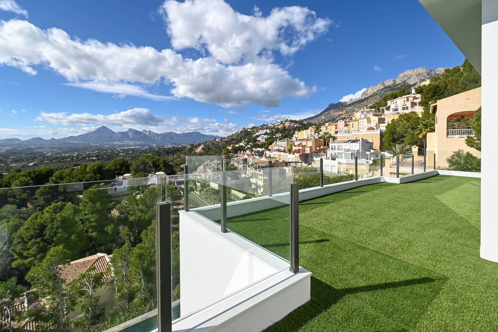 5 bedroom Villa for sale in Altea - € 2,350,000 (Ref: 9061370)