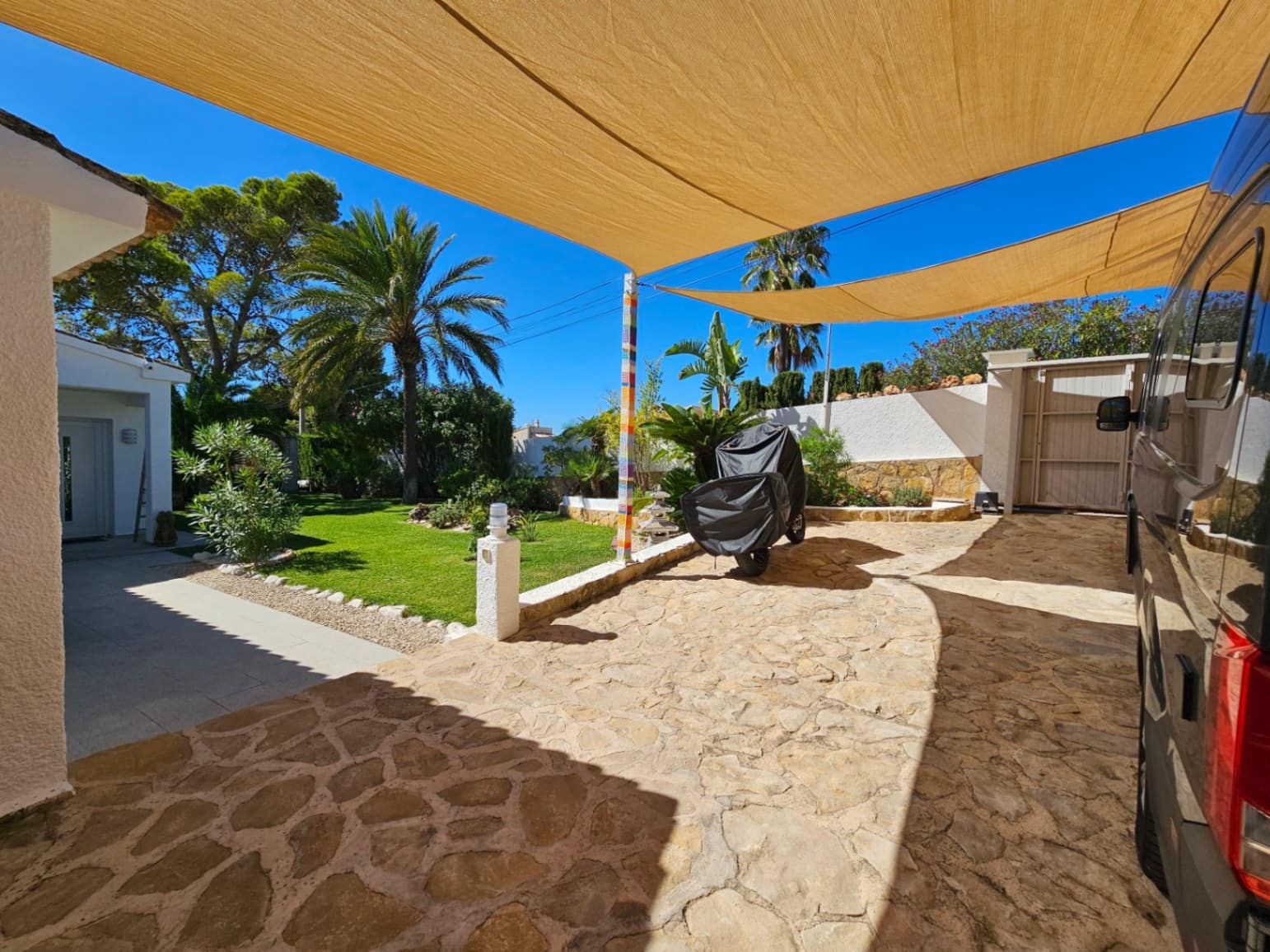 5 bedroom Villa for sale in Moraira with pool - € 1,585,000 (Ref: 9061379)