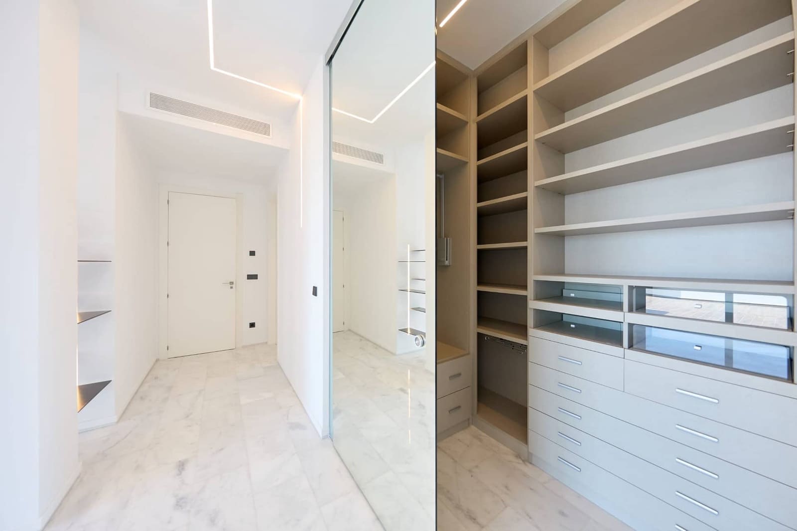 5 bedroom Villa for sale in Altea - € 2,180,000 (Ref: 9061386)