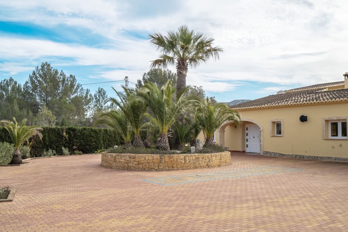 4 bedroom Villa for sale in Gata de Gorgos - € 629,000 (Ref: 9100166)