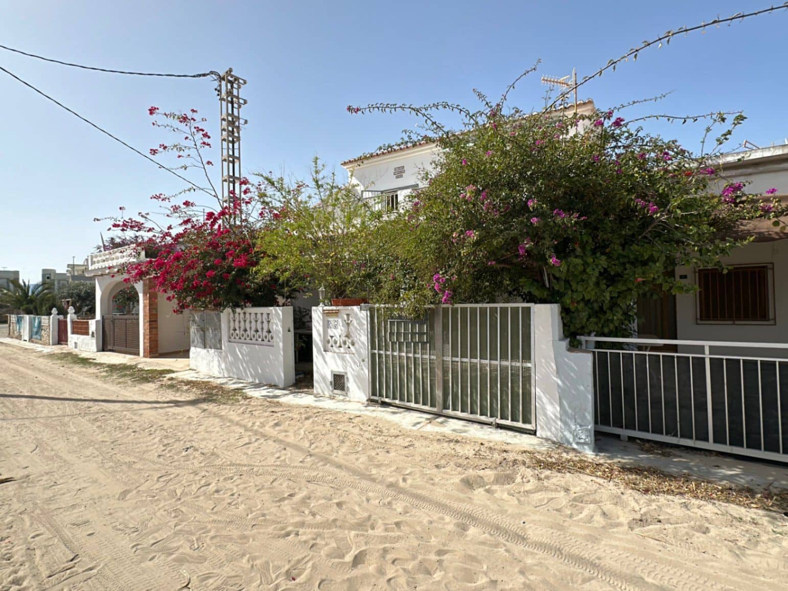 5 bedroom Terraced Villa for sale in Denia with garage - € 350,000 (Ref: 9522897)