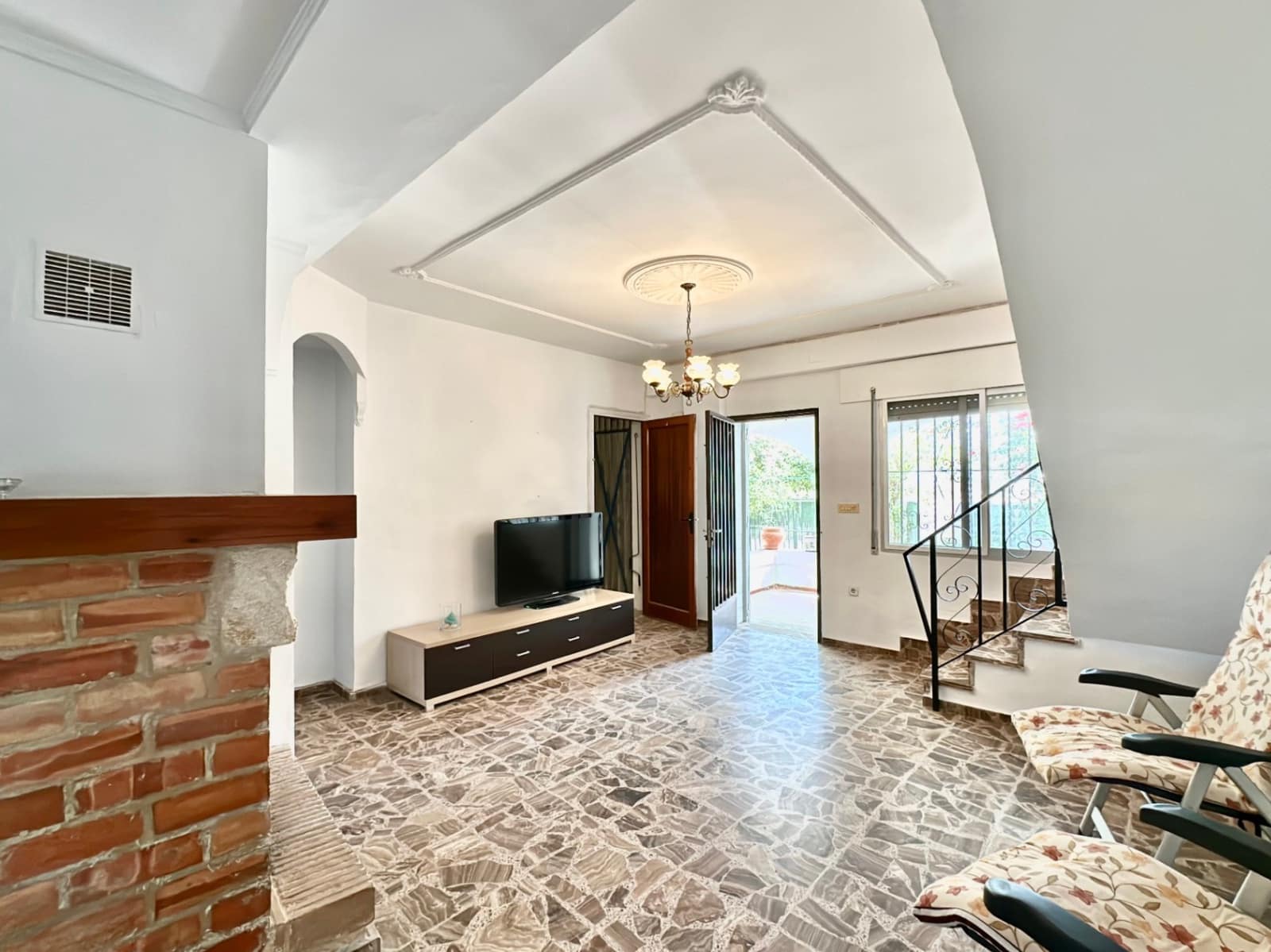 5 bedroom Terraced Villa for sale in Denia with garage - € 350,000 (Ref: 9522897)