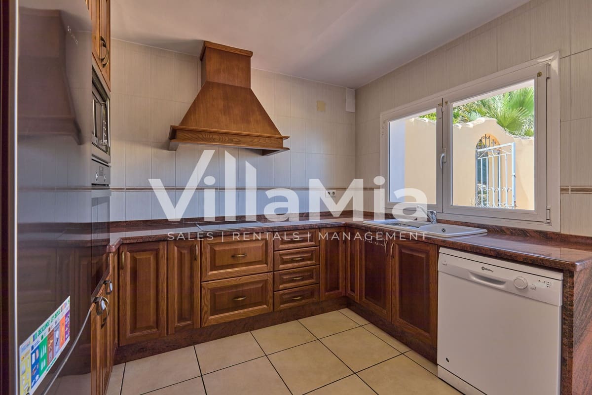 4 bedroom Villa for sale in Javea / Xabia - € 975,000 (Ref: 9891656)