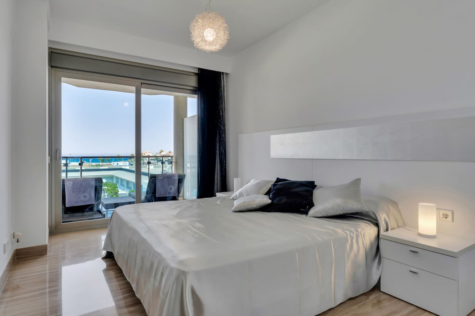 3 slaapkamer Appartement te koop in Arenal met zwembad garage - € 997.000 (Ref: 9997355)