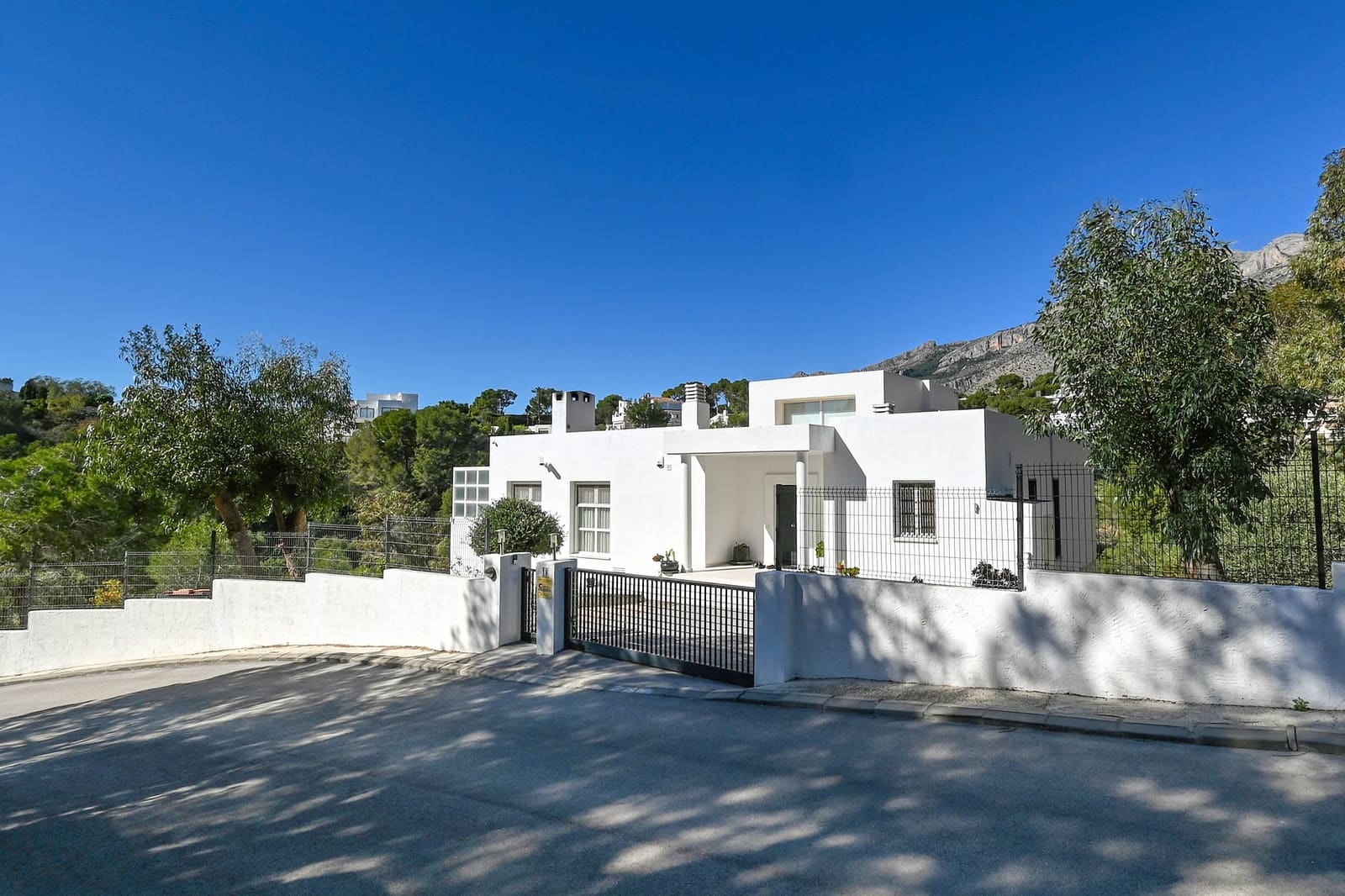 4 bedroom Villa for sale in Altea with pool garage - € 1,295,000 (Ref: 9997399)