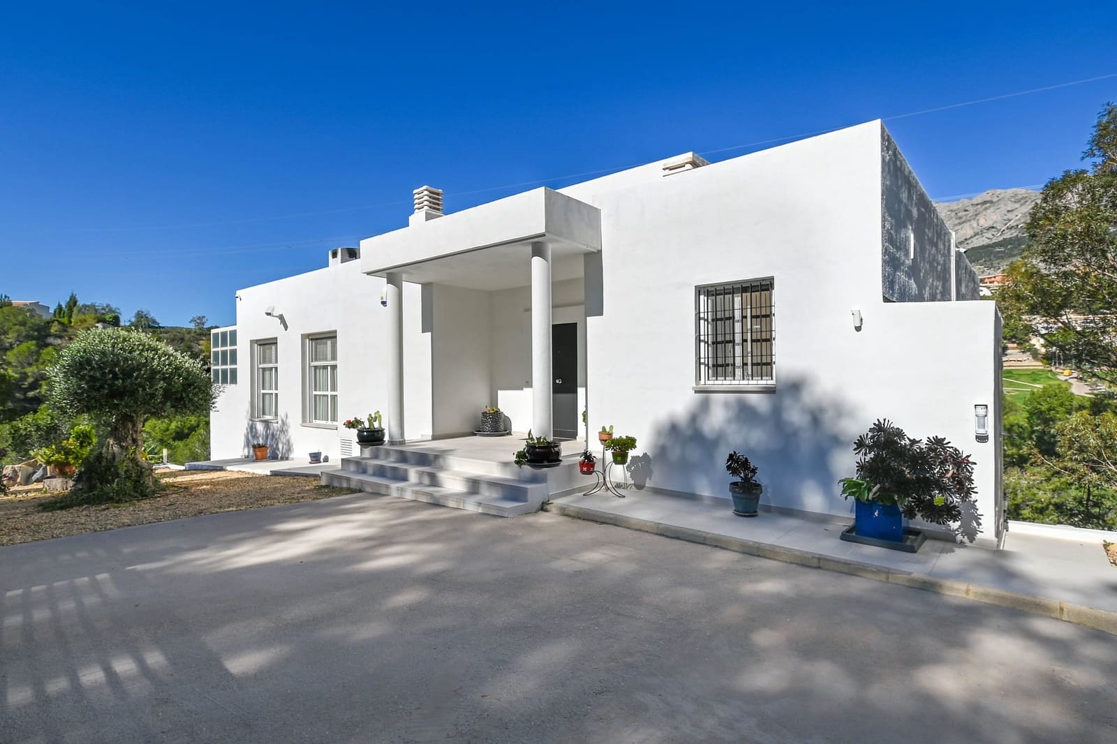4 bedroom Villa for sale in Altea with pool garage - € 1,295,000 (Ref: 9997399)