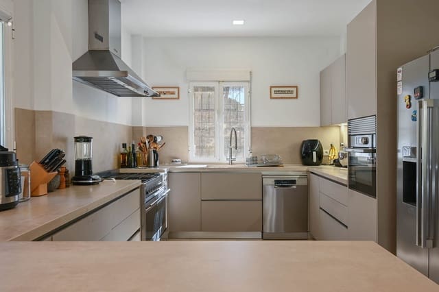 4 bedroom Villa for sale in Altea with pool garage - € 1,295,000 (Ref: 9997399)