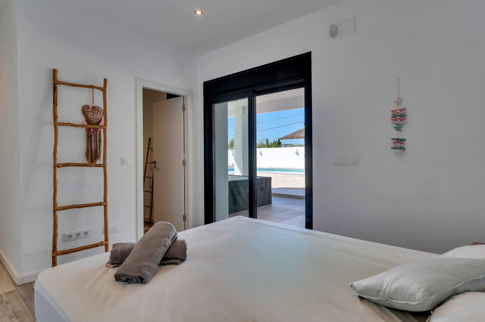 6 slaapkamer Villa te koop in Arenal met zwembad garage - € 1.250.000 (Ref: 9997431)