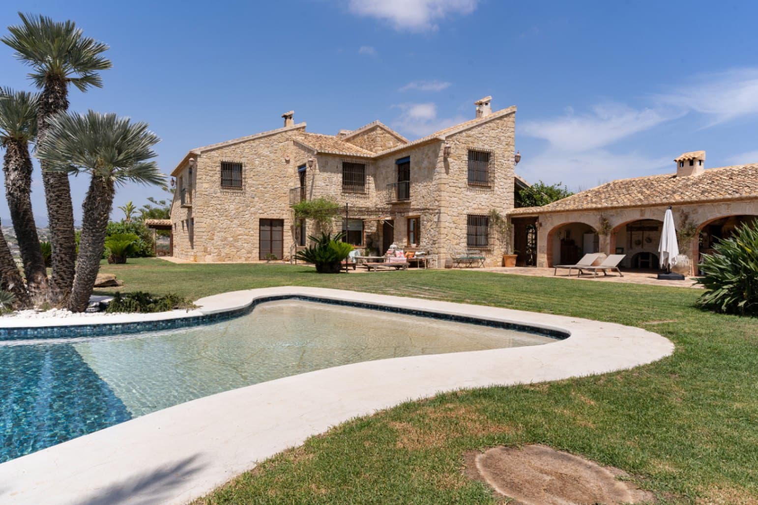 4 slaapkamer Villa te koop in Teulada met zwembad garage - € 4.200.000 (Ref: 9997437)