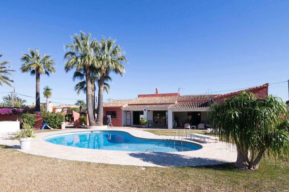 4 bedroom Villa for sale in Denia with pool garage - € 895,000 (Ref: 9997468)