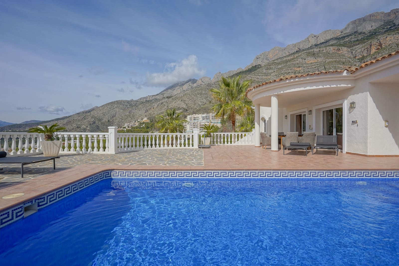 4 soverom Villa til salgs i Alhama Springs med svømmebasseng garasje - € 1 295 000 (Ref: 9997479)