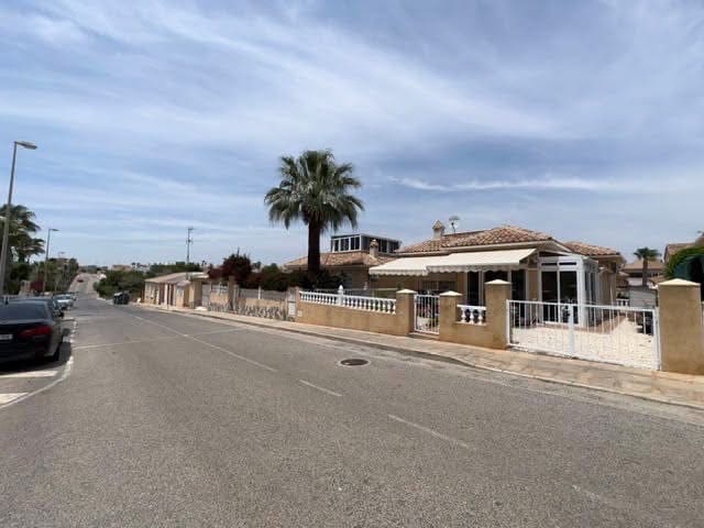 Chalet de 2 habitaciones en Orihuela Costa en venta con piscina garaje - 235.000 € (Ref: 10095457)
