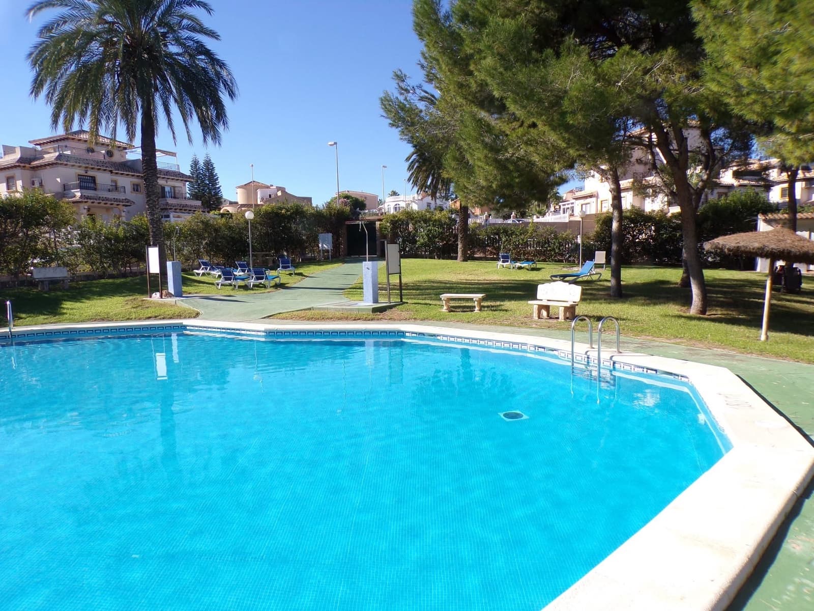 2 soveværelse Lejlighed til salg i Villamartin med swimmingpool - € 129.995 (Ref: 10177581)
