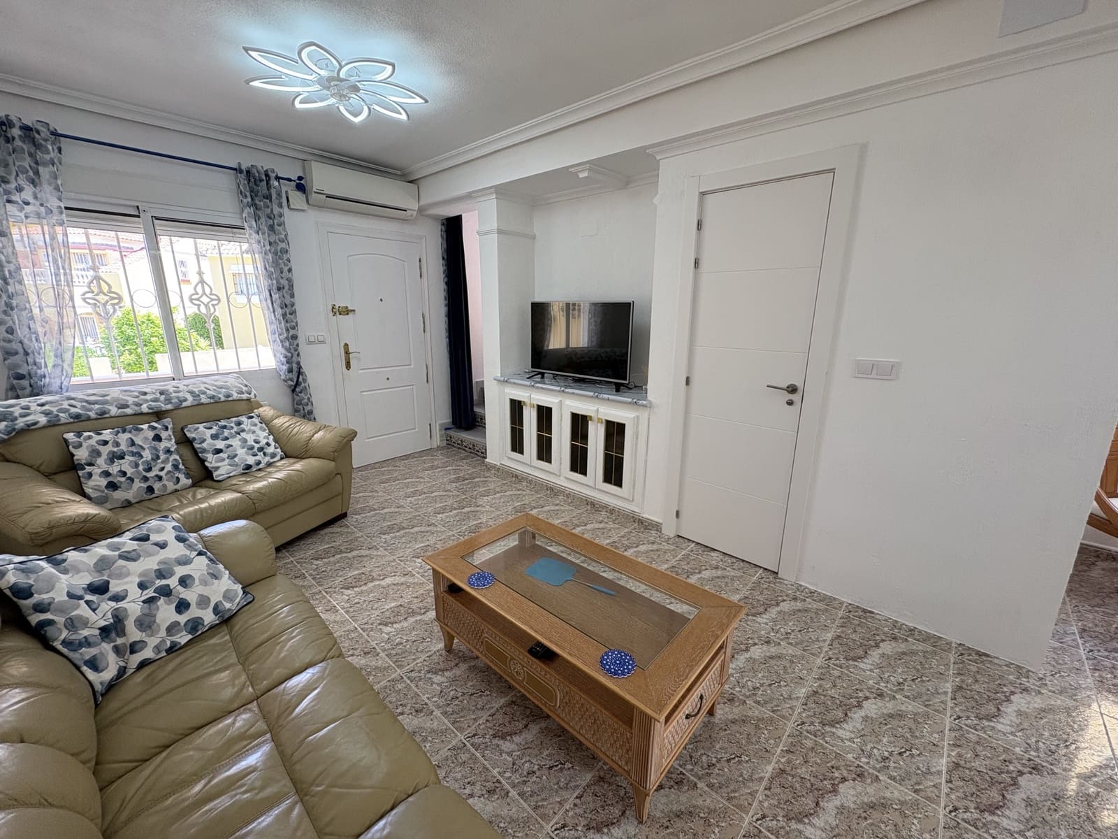 3 soveværelse Byhus til salg i Orihuela Costa med swimmingpool garage - € 239.995 (Ref: 9816311)