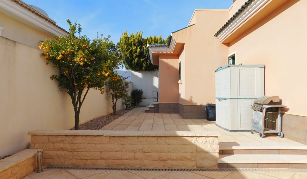 4 Zimmer Villa zu verkaufen in Ciudad Quesada mit Pool - 520.000 € (Ref: 8850286)