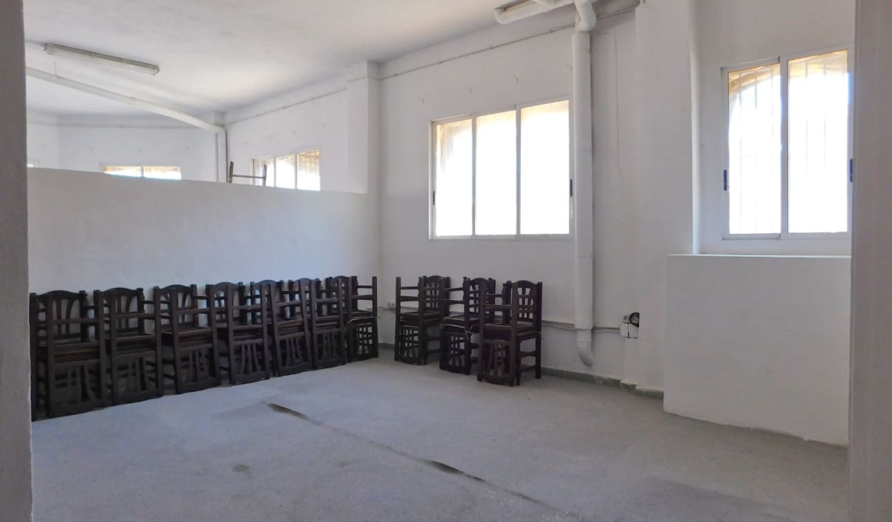 Kommersiell till salu i San Miguel de Salinas med pool - 160 000 € (Ref: 9223642)