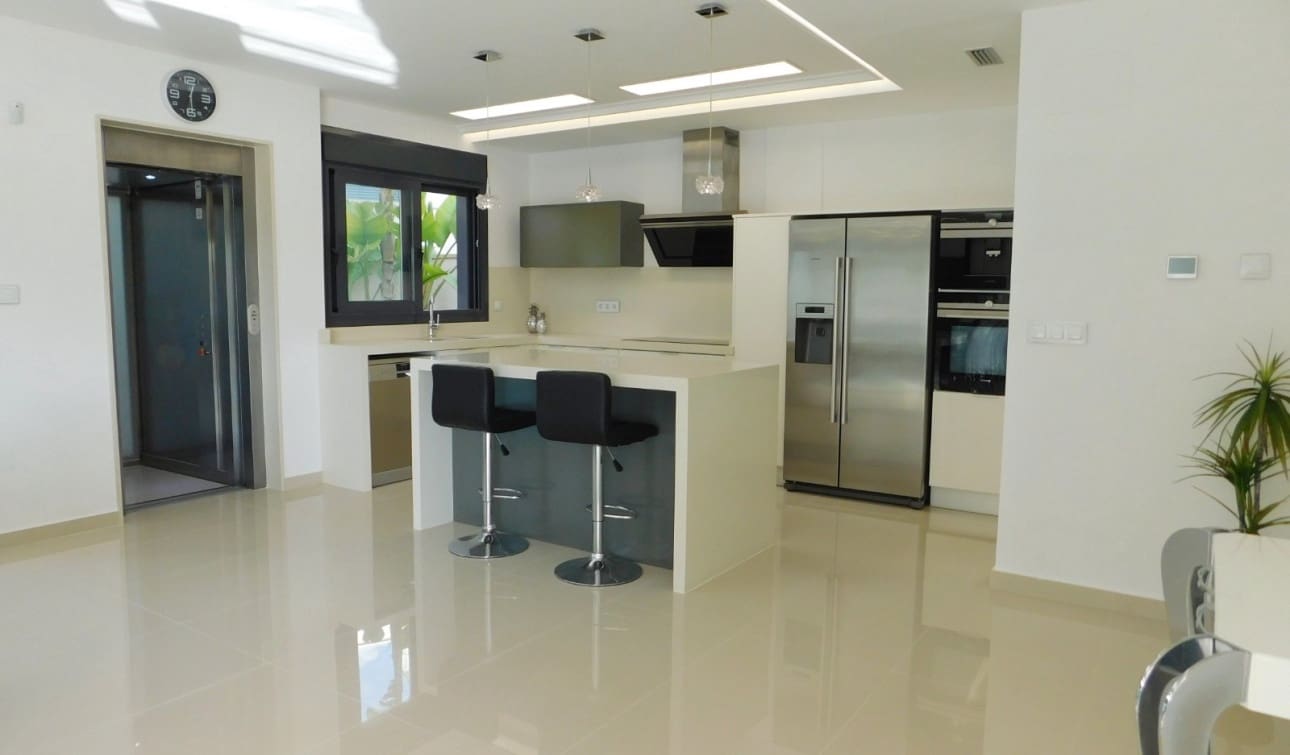 5 slaapkamer Villa te koop in San Miguel de Salinas met zwembad - € 849.000 (Ref: 9235298)