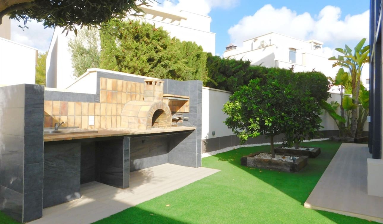 5 slaapkamer Villa te koop in San Miguel de Salinas met zwembad - € 849.000 (Ref: 9235298)