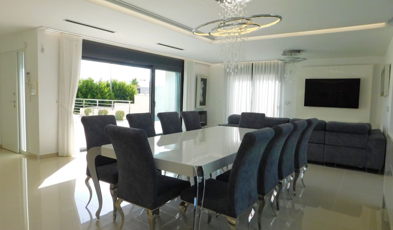 5 slaapkamer Villa te koop in San Miguel de Salinas met zwembad - € 849.000 (Ref: 9235298)