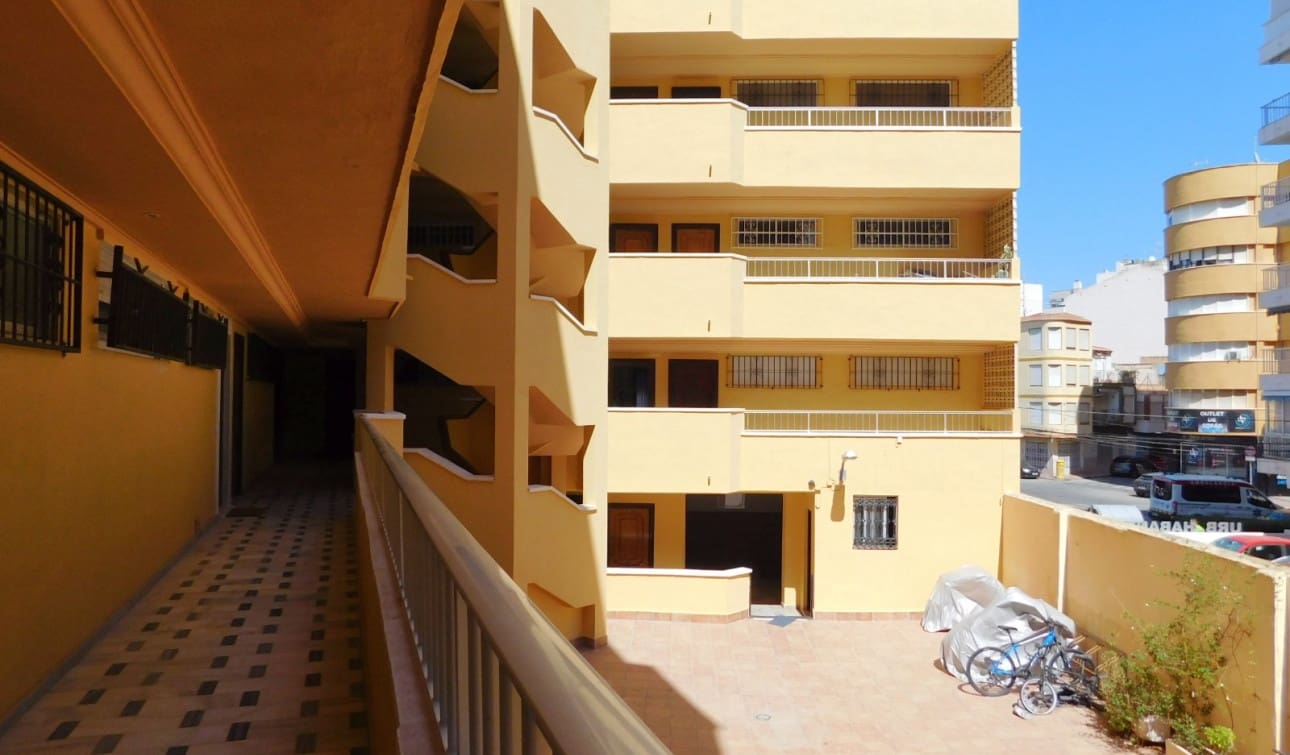 3 soverom Strandleiligheter til salgs i Torrevieja med svømmebasseng - € 229 000 (Ref: 9235299)