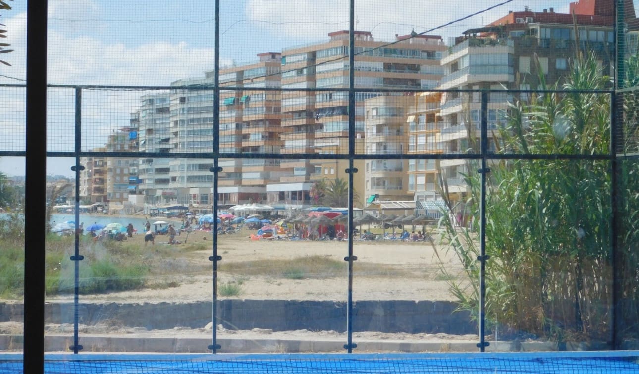 3 soverom Strandleiligheter til salgs i Torrevieja med svømmebasseng - € 229 000 (Ref: 9235299)