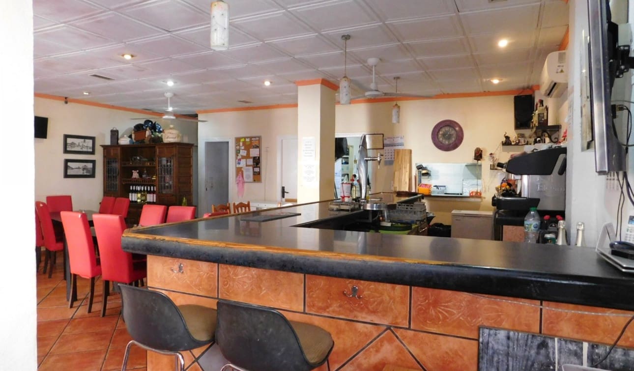 Local Comercial en San Miguel de Salinas en venta con piscina - 147.000 € (Ref: 9584636)