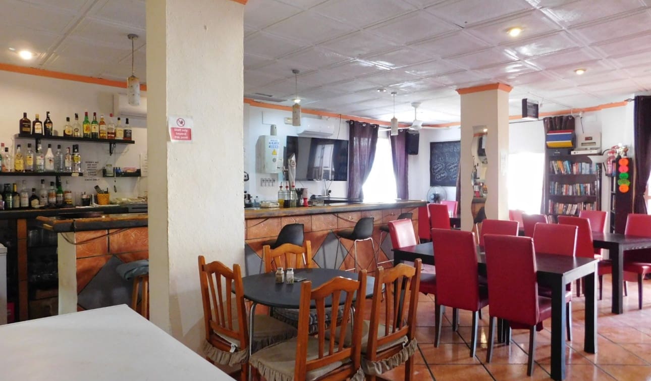 Local Comercial en San Miguel de Salinas en venta con piscina - 147.000 € (Ref: 9584636)