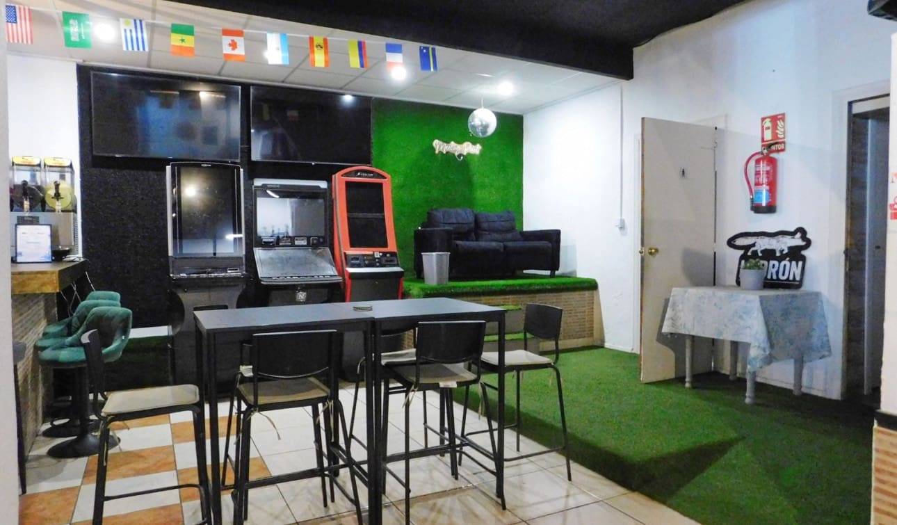 Comercial para venda em San Miguel de Salinas com piscina - 69 000 € (Ref: 9909061)