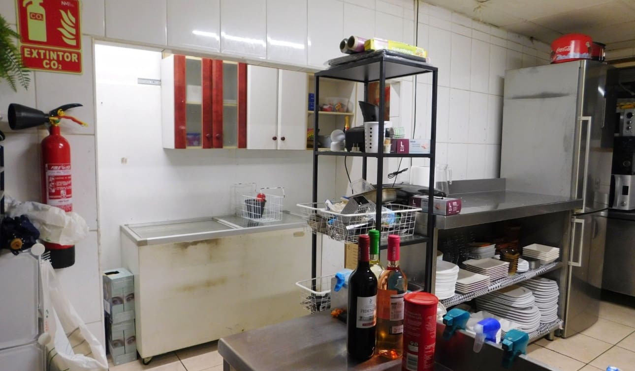 Comercial para venda em San Miguel de Salinas com piscina - 69 000 € (Ref: 9909061)