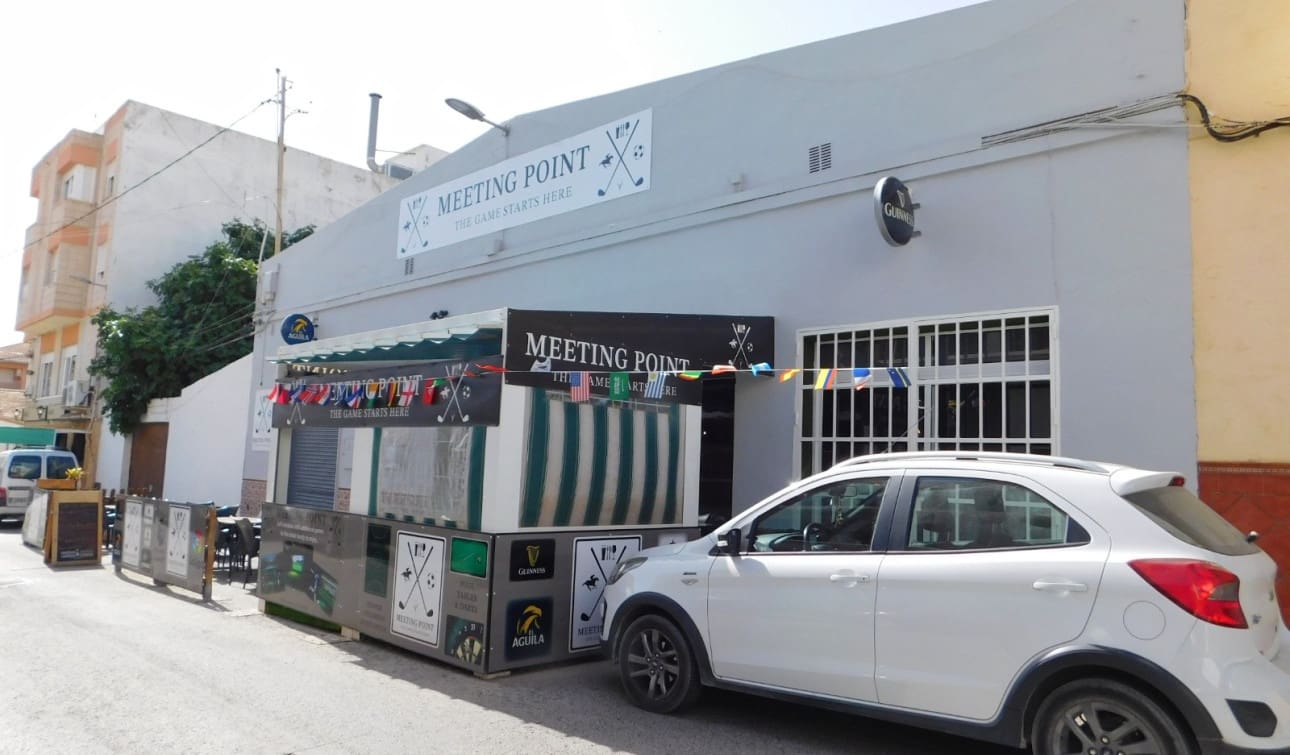 Comercial para venda em San Miguel de Salinas com piscina - 69 000 € (Ref: 9909061)