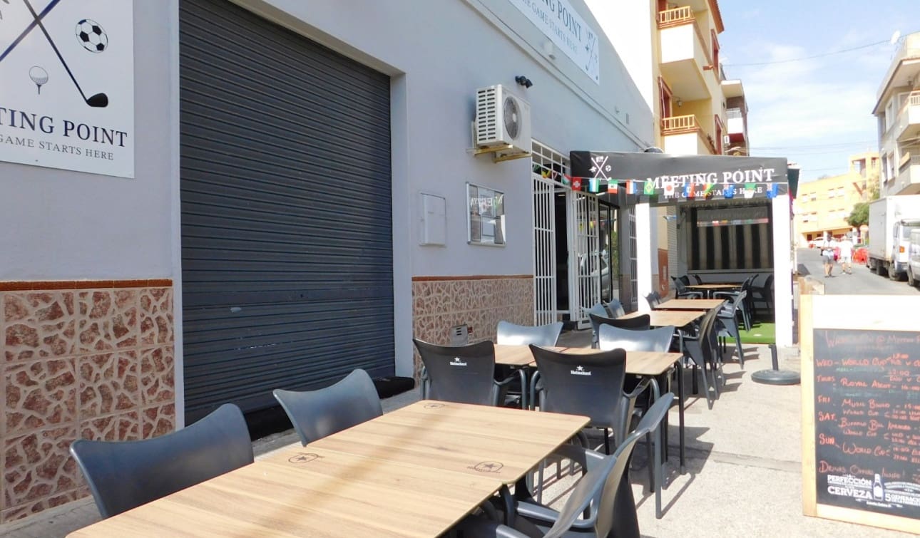 Comercial para venda em San Miguel de Salinas com piscina - 69 000 € (Ref: 9909061)