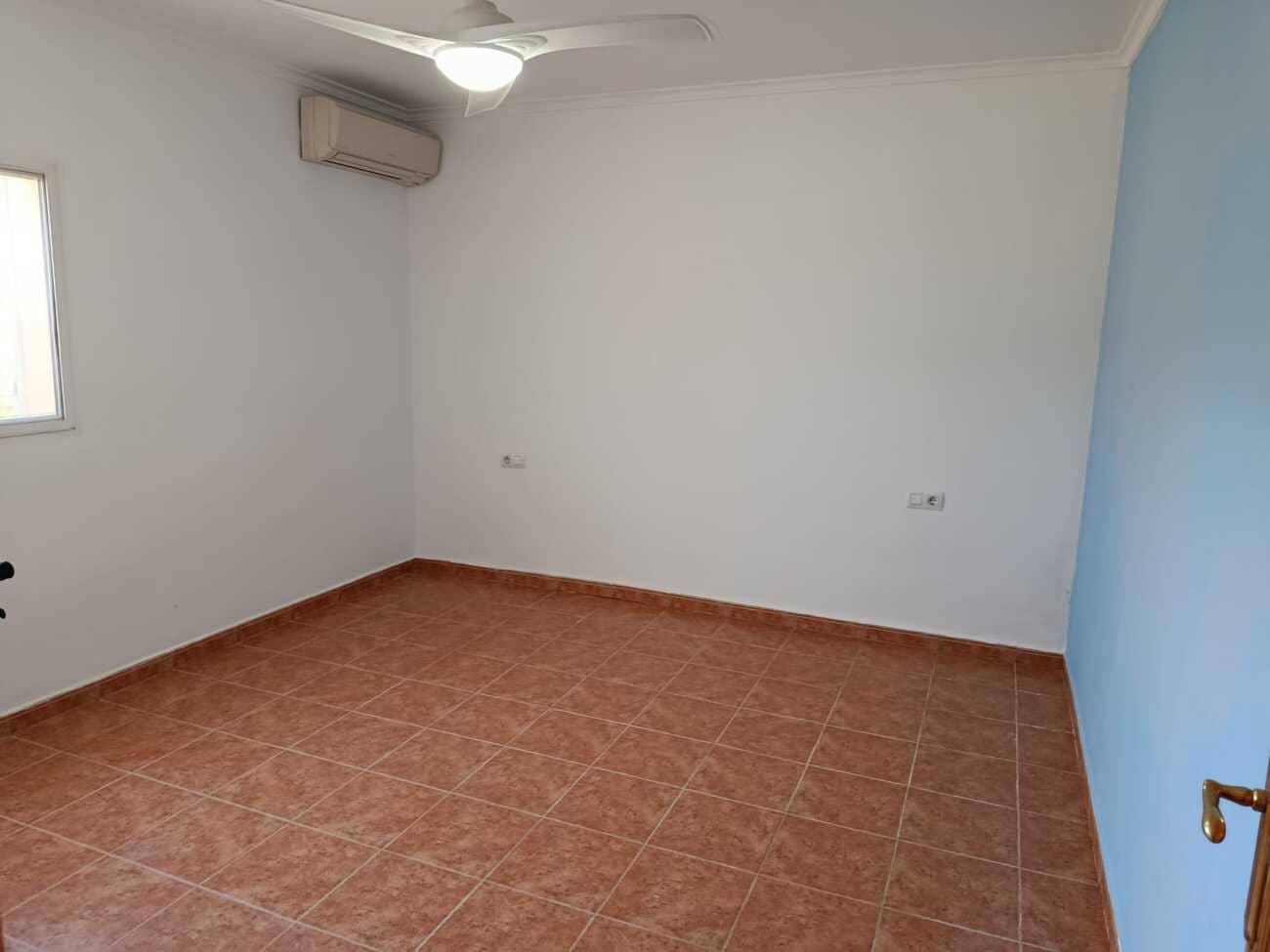 Chalet de 3 habitaciones en Chella en venta con piscina - 335.000 € (Ref: 8317190)