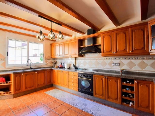 Casa de 6 habitaciones en Xàtiva en venta con piscina garaje - 430.000 € (Ref: 8774840)