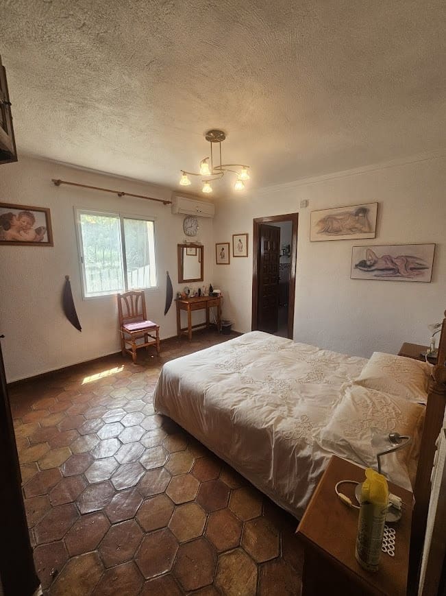 5 bedroom Villa for sale in Oliva with pool - € 350,000 (Ref: 9182046)