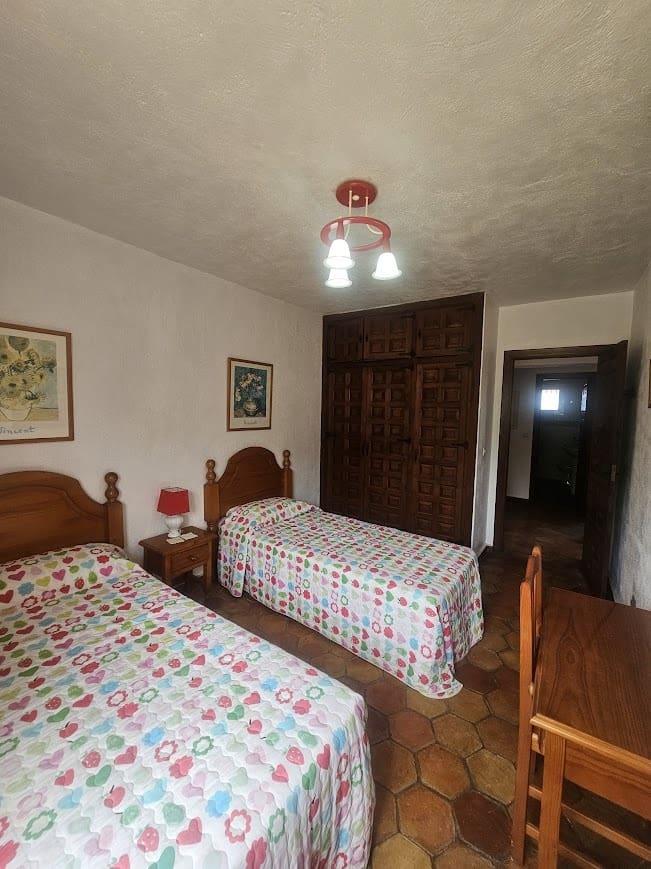 5 bedroom Villa for sale in Oliva with pool - € 350,000 (Ref: 9182046)