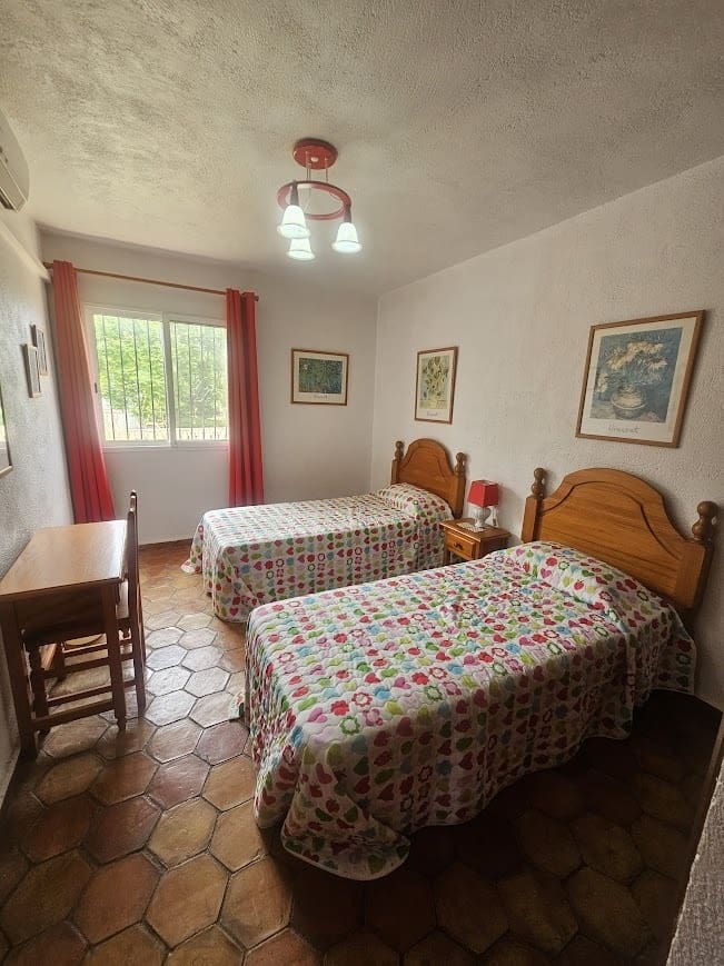 5 bedroom Villa for sale in Oliva with pool - € 350,000 (Ref: 9182046)