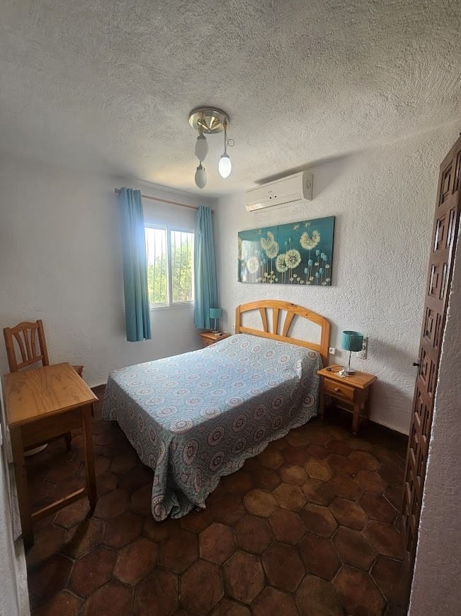 5 bedroom Villa for sale in Oliva with pool - € 350,000 (Ref: 9182046)