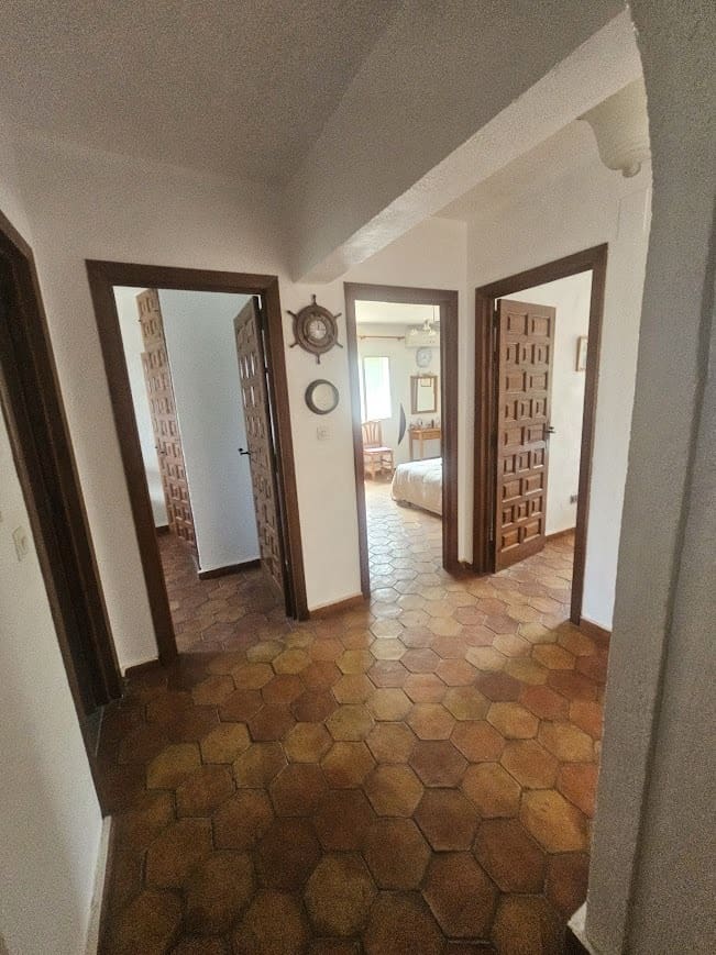 5 bedroom Villa for sale in Oliva with pool - € 350,000 (Ref: 9182046)