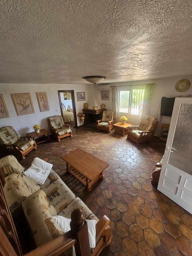 5 bedroom Villa for sale in Oliva with pool - € 350,000 (Ref: 9182046)