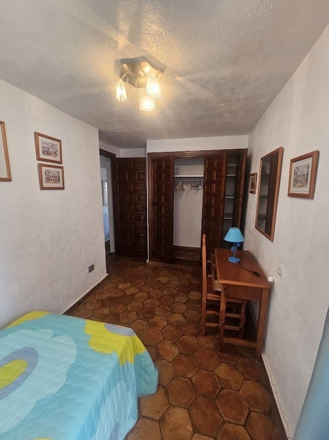 5 bedroom Villa for sale in Oliva with pool - € 350,000 (Ref: 9182046)