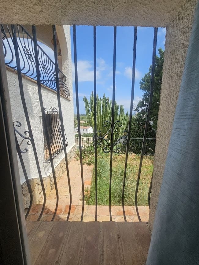 5 bedroom Villa for sale in Oliva with pool - € 350,000 (Ref: 9182046)